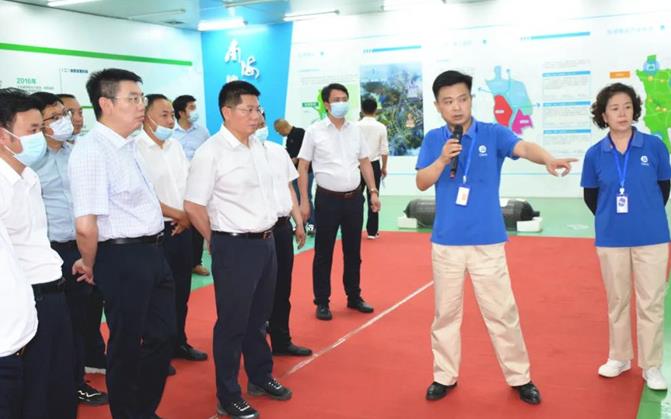 在愛德曼氫能源裝備有限公司，蘇永忠與企業負責人深入交流