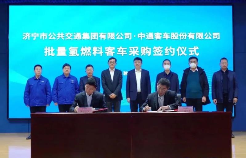濟寧市公交集團董事長馬中閣(左)與中通客車董事長李百成(右)簽訂協(xié)議.jpg