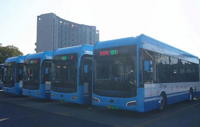 浙江平湖首批10.5米氫能無(wú)障礙公交車投運(yùn).jpg
