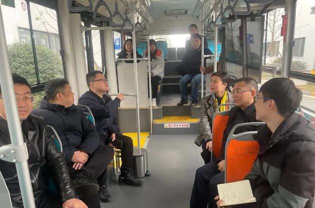 成都市經(jīng)信局領(lǐng)導(dǎo)一行實(shí)地調(diào)研成都新研并試乘氫能公交.jpg 成都市經(jīng)信局領(lǐng)導(dǎo)一行實(shí)地調(diào)研成都新研并試乘氫能公交.jpg