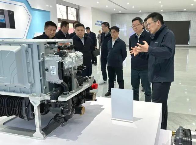 國家能源局副局長余兵蒞臨鄂爾多斯國鴻氫能調(diào)研.jpg 國家能源局副局長余兵蒞臨鄂爾多斯國鴻氫能調(diào)研.jpg