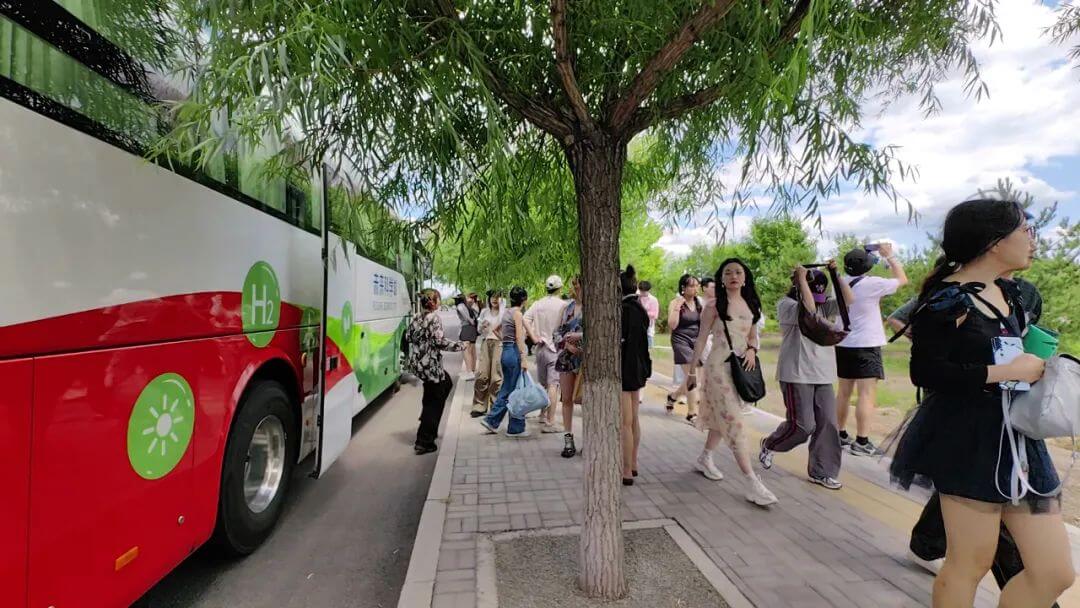 國(guó)家電投氫能大巴以綠色零碳之名為音樂(lè)節(jié)全程保駕護(hù)航-1.jpg
